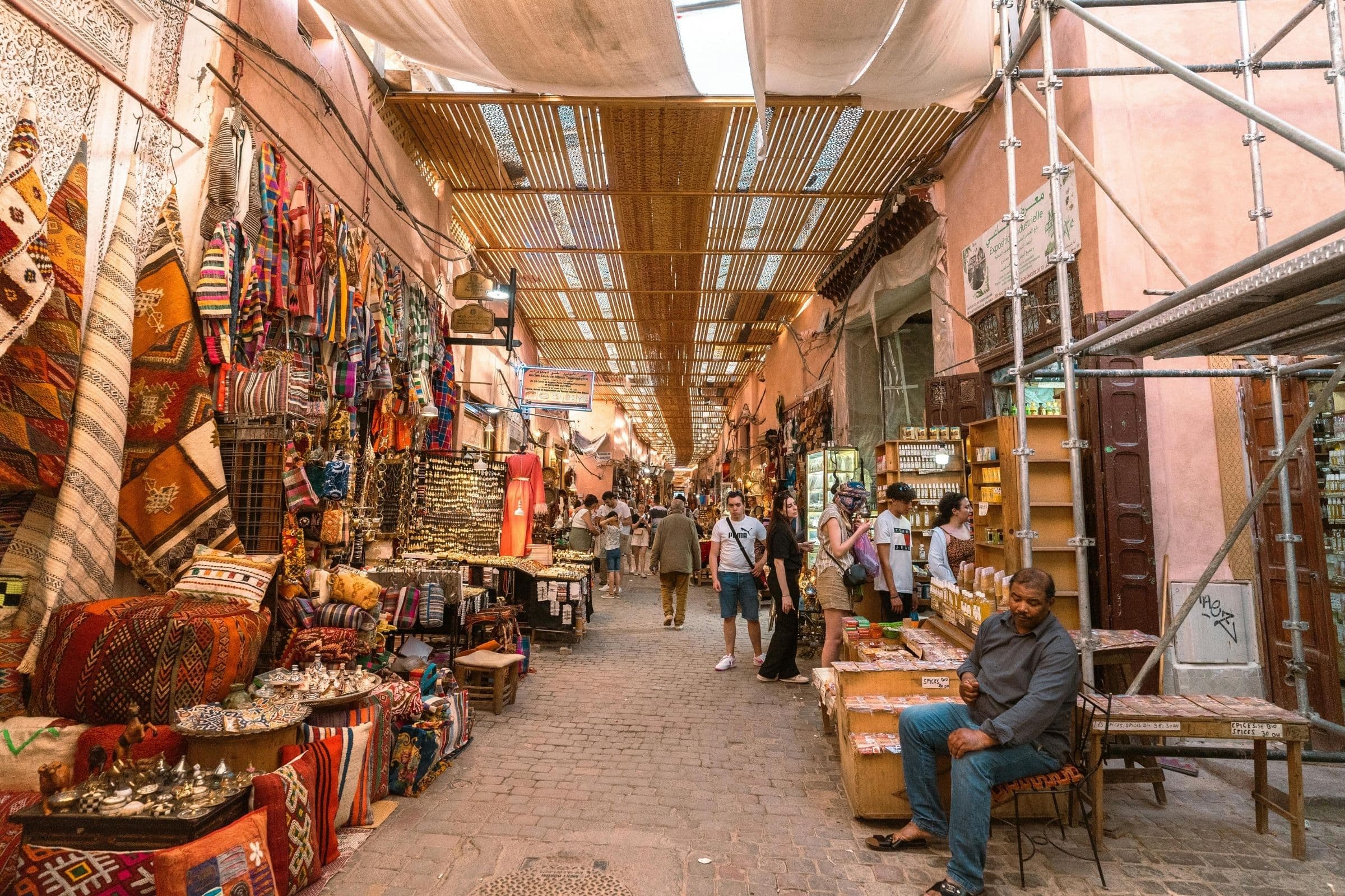 Ruelles, souks et vie quotidienne dans la vieille ville de Marrakech
