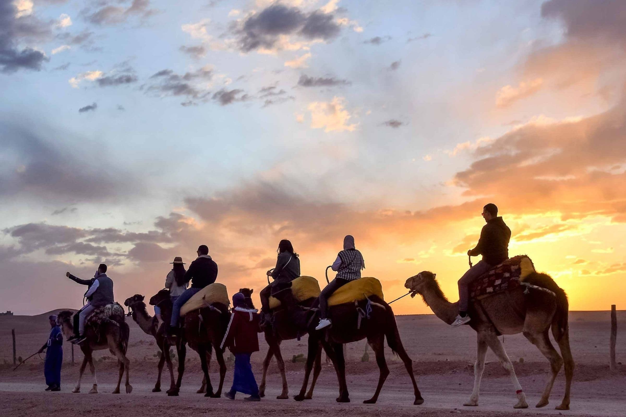 Piste et relief aride à Agafay