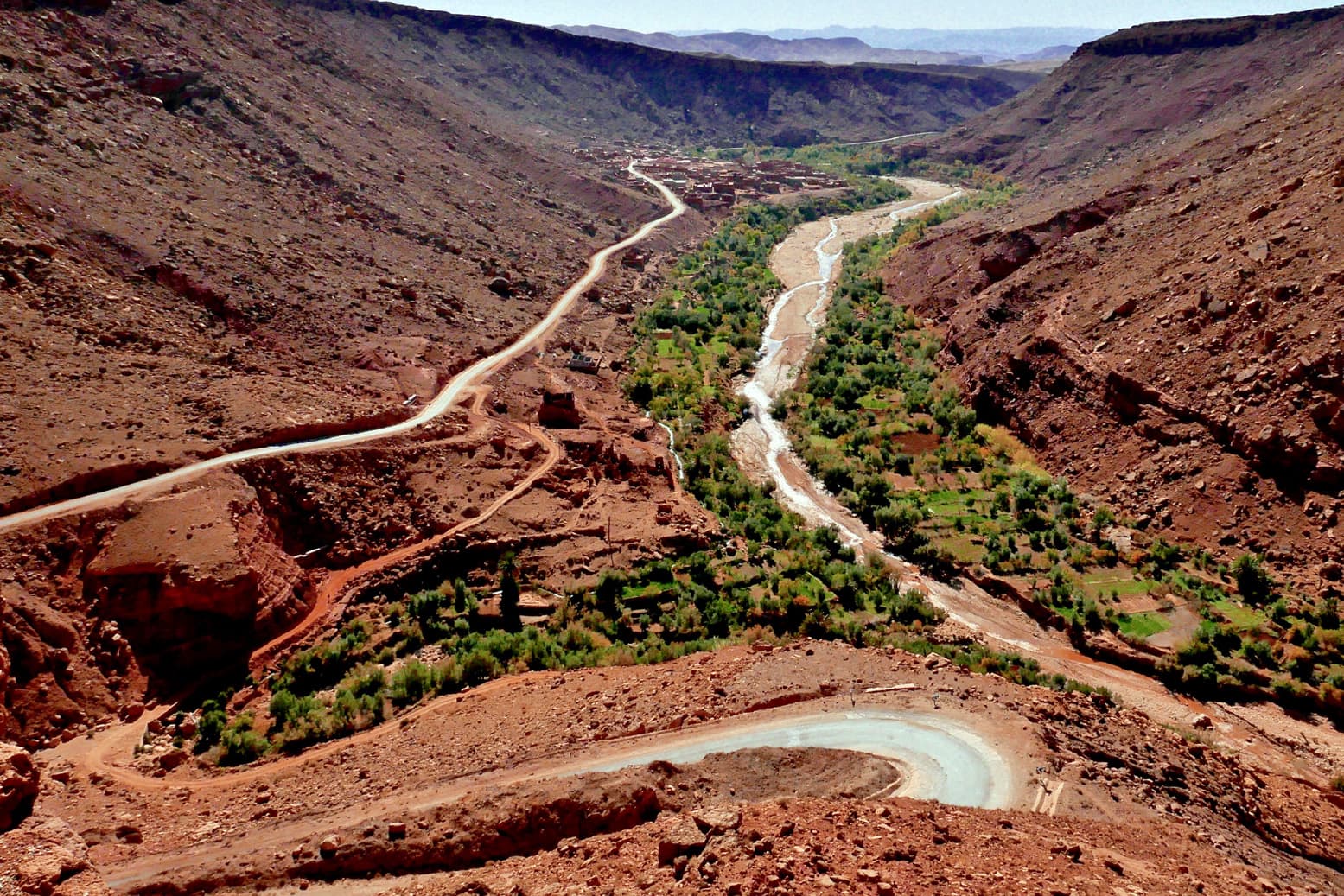 Vallée et route de montagne sur le trajet entre Marrakech et Merzouga