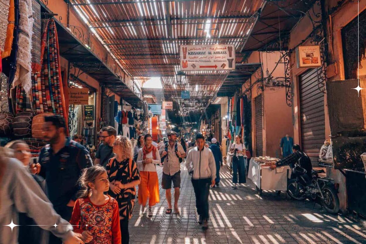 Explorez la Médina de Marrakech, classée au patrimoine mondial de l’UNESCO. Riad traditionnels, souks animés, monuments historiques… plongez au cœur de l’histoire marocaine.