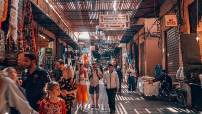 Explorez la Médina de Marrakech, classée au patrimoine mondial de l’UNESCO. Riad traditionnels, souks animés, monuments historiques… plongez au cœur de l’histoire marocaine.